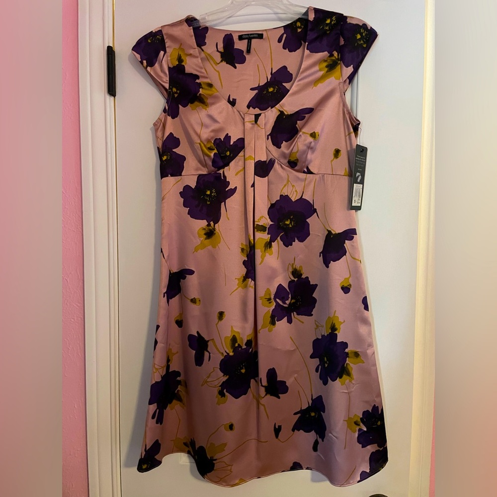⭐️NWT⭐️ Daisy Fuentes satin floral dress, size S